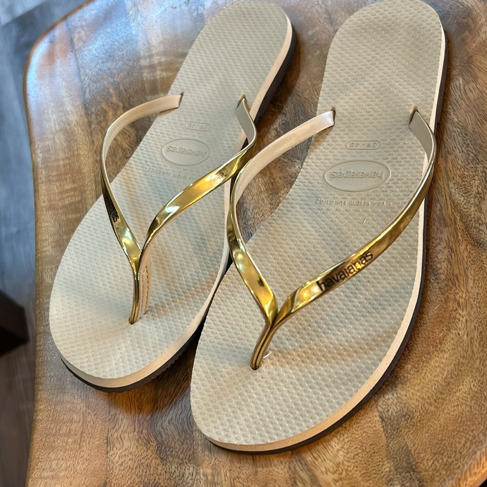 Havaianas - gold/tan flip flops